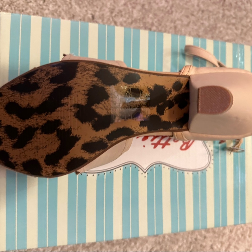 New in the box Bettie Page 4" Open Toe Heel With Scallop detail - Picture 6 of 7